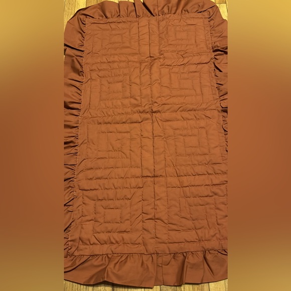 Rustic Quilted Print Log Cabin Decoration with Ruffled Edges - Picture 2 of 2